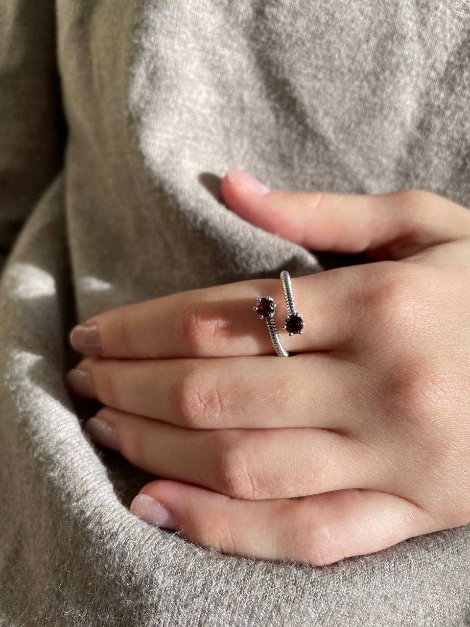 Кольцо с гранатами